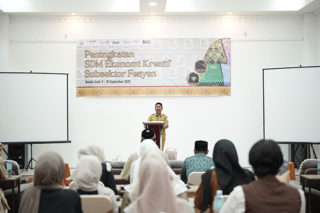 Mewakili Kadisbudpar Aceh Almuniza Kamal, kepala bidang PUPK, Ismail, menyampaikan sambutan dalam kegiatan Peningkatan SDM Ekonomi Kreatif Sub Sektor Fesyen yang dilaksanakan pada tanggal 9–10 September 2025 di Banda Aceh.